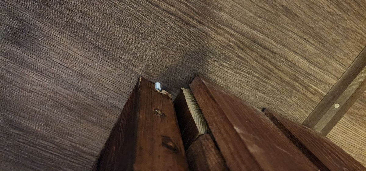 Возвращаю дверь в нормальное состояние, вновь приподняв ее вверх. В рабочем режиме дюбель-гвоздь не виден.