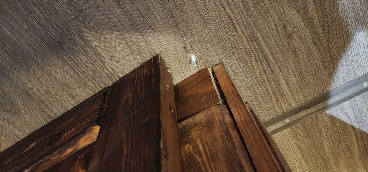 При желании в паз можно вставить П-образный профиль из металла. Нам не понадобилось, дверь замечательно скользит на роликах, нижний паз ее лишь слегка направляет, не позволяет болтаться.