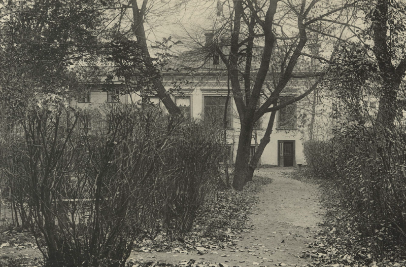 Фотоателье David&Vallois. Сад на заднем дворе гимназии В.В. Ломоносовой. Угол Старого Власьевского переулка и Сивцева Вражка. 1911 год.