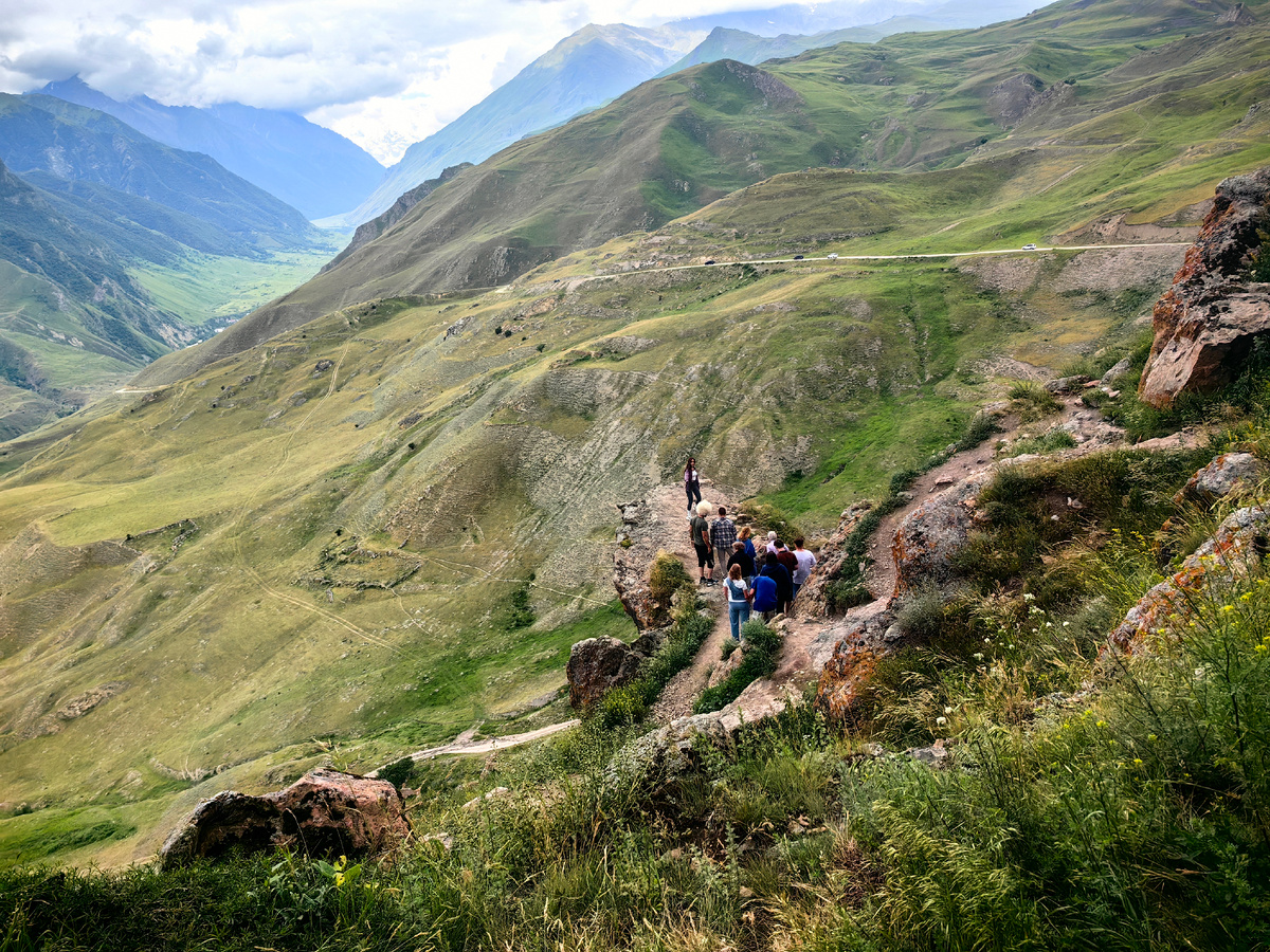 Вооон там, внизу, люди ждут возможности выйти на знаменитый уступ над пропастью