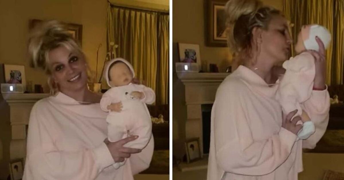 Бритни часто показывает в своих видео любимую куклу, которую почти всегда возит с собой в поездки. Причем не в чемодане или сумке, а в детском одеяльце и носит ее, словно ребенка