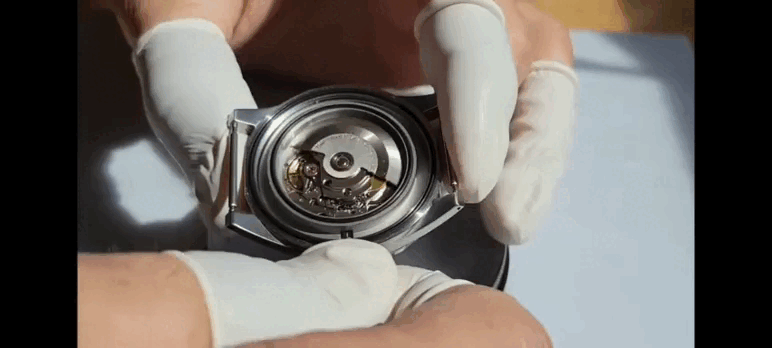 Вот такого "вертолета" при ручном заводе быть не должно, а так же любого хруста при работе с заводной головкой