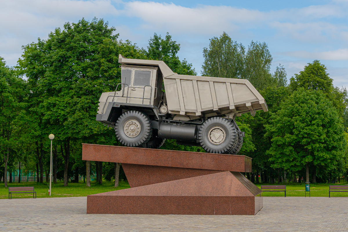 Памятник создателям первых карьерных самосвалов (БелАЗ‑540 увековечен!)