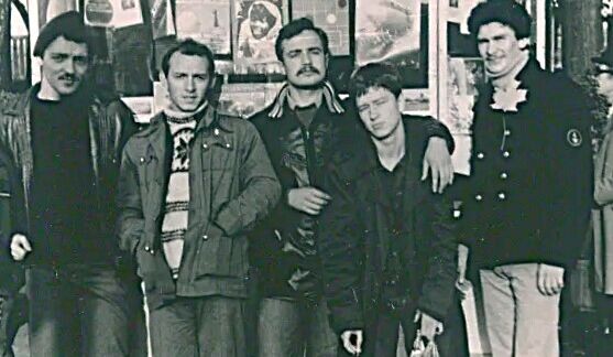    Группа уставших студентов шахтостроительного факультета ЛГИ возвращается в родную общагу после ноябрьской демонстрации 1979 г. На фото (слева направо): Александр Коломиец, Юрий Козорез, Олег Механик, Дмитрий Тупицын, Сергей Кузьмин. Фото: Константин Кучер, личный архив