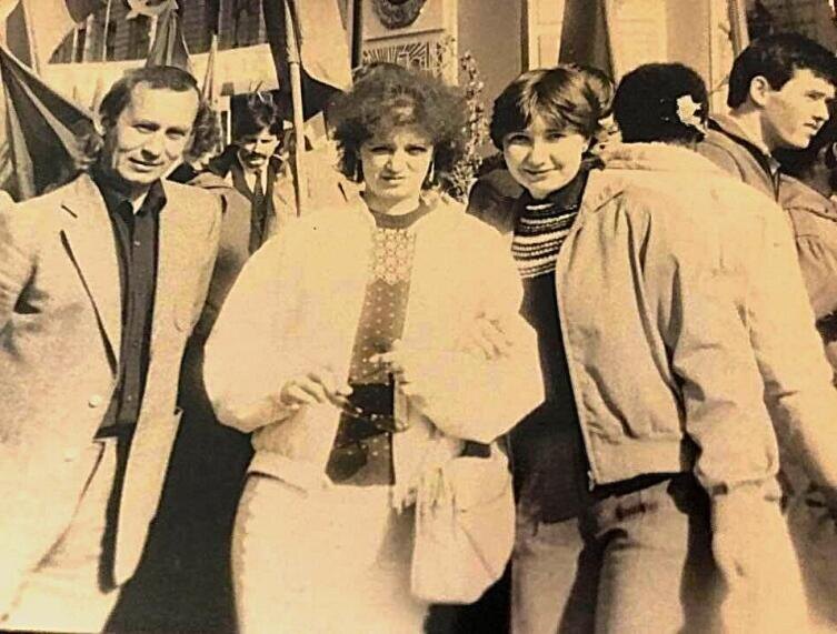    1 мая 1982 г. Праздничная колонна Ленинградской ордена Ленина лесотехнической академии им. С. М. Кирова по пути следования на Дворцовую площадь. На снимке: к. э. н., доцент кафедры экономики и организации лесной промышленности и лесного хозяйства Сергей Ефимович Грязнов, правее него — студентка инженерно-экономического факультета Заира Акбулатова (г. Махачкала). Фото: Константин Кучер, личный архив