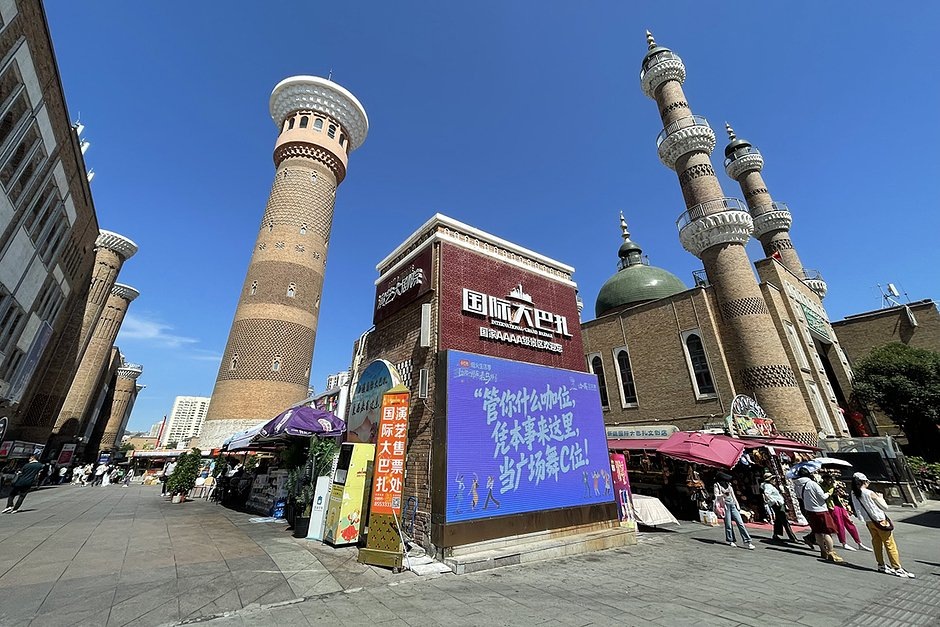 Мечеть рядом с рынком в Урумчи. Фото: Марина Черняк / «Лента.ру»