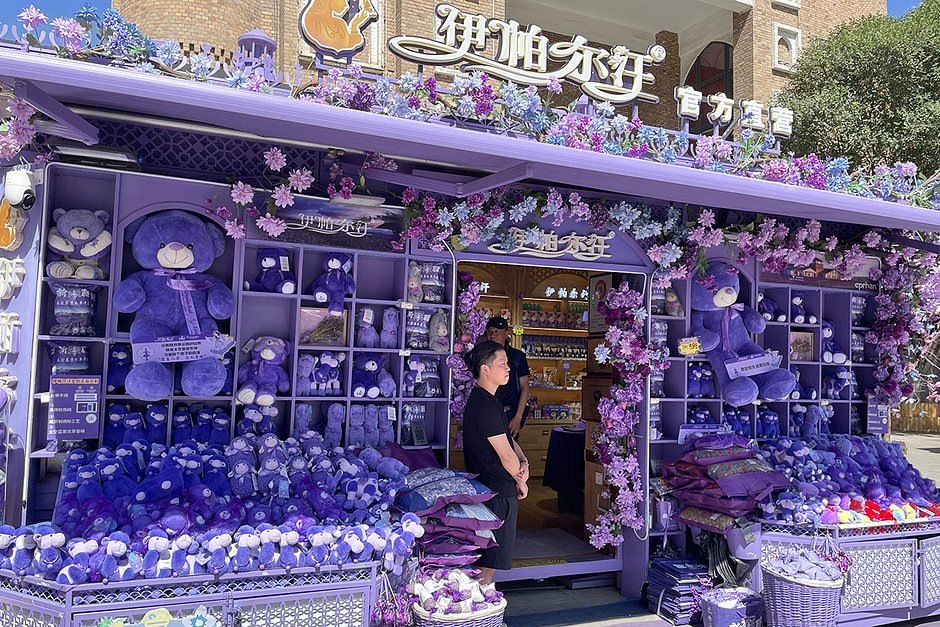 На рынке Урумчи можно найти множество изделий с сушеной лавандой. Фото: Марина Черняк / «Лента.ру»