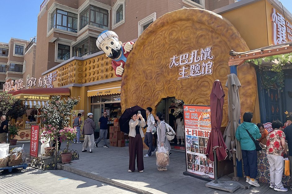 Фотозона для туристов на рынке Урумчи. Фото: Марина Черняк / «Лента.ру»