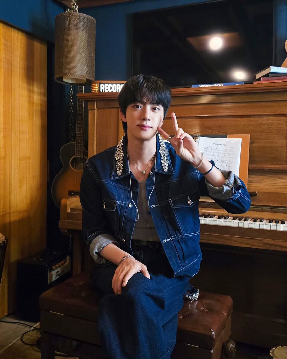    Джин из BTSСоцсети