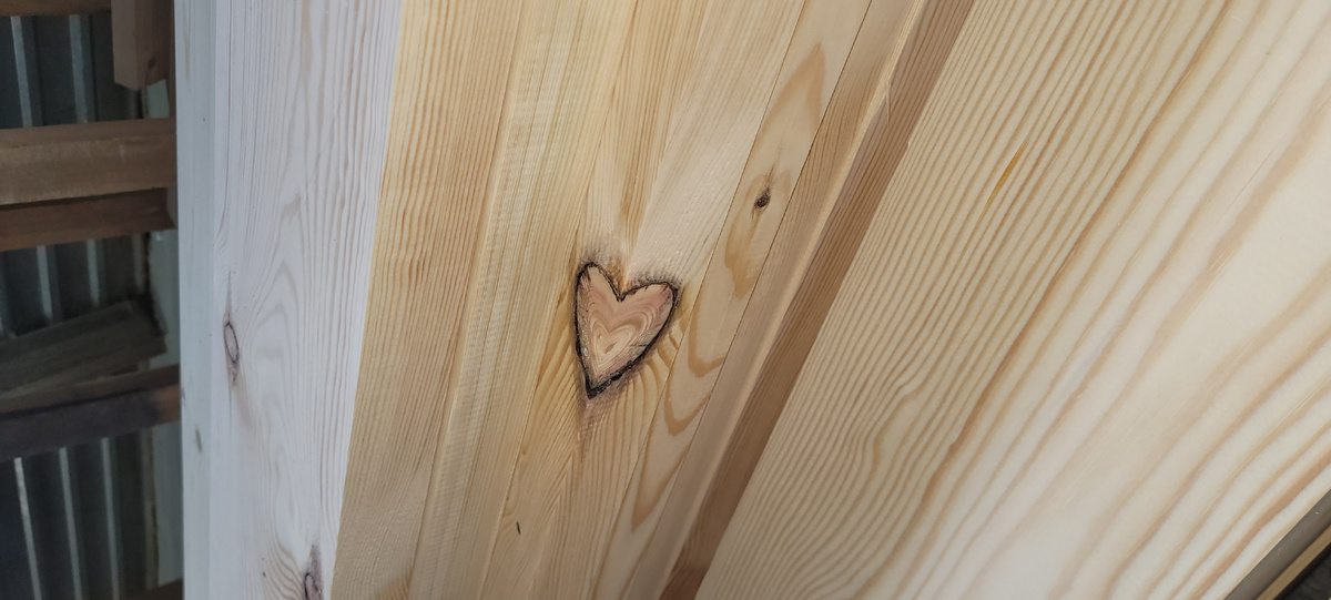 Просто красивое фото) сучок в виде сердца в разрезе доски)