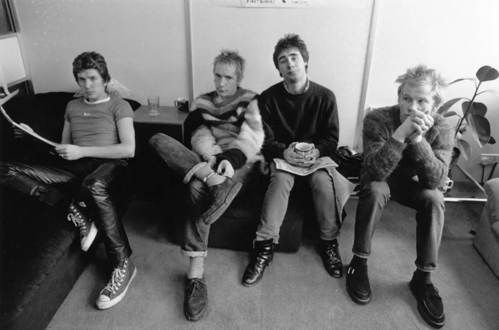The Sex Pistols в 1976 году, за год до выхода их единственного студийного альбома «Never Mind the Bollocks, Here’s the Sex Pistols» (слева направо: Стив Джонс, Джон Лайдон, Глен Мэтлок и Пол Кук)