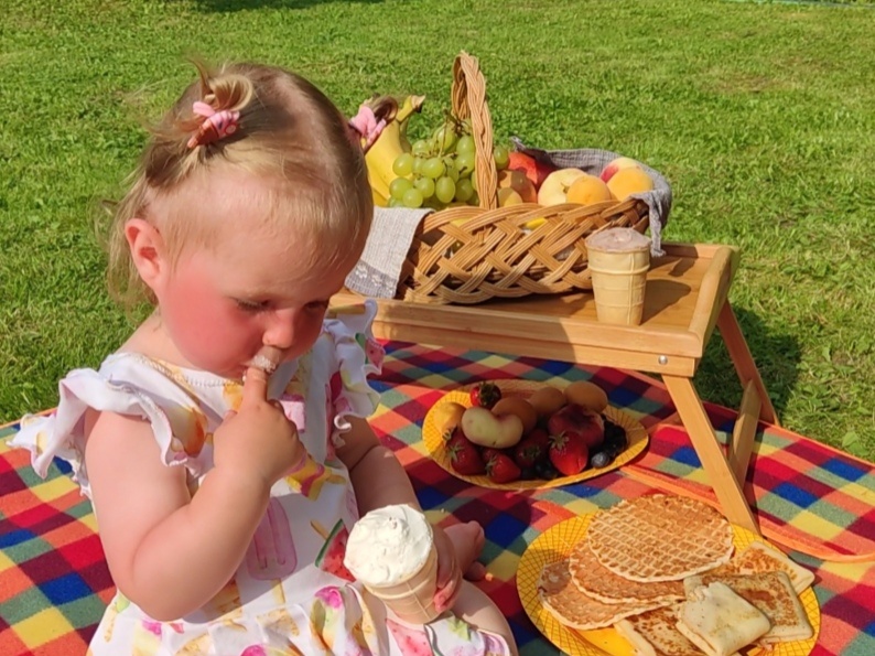 Первый раз пробует мороженое