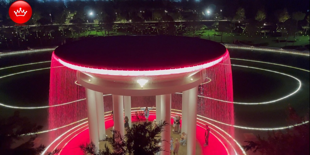 Парк Галицкого Озеро Любви и фонтан-ротонда с подсветкой.