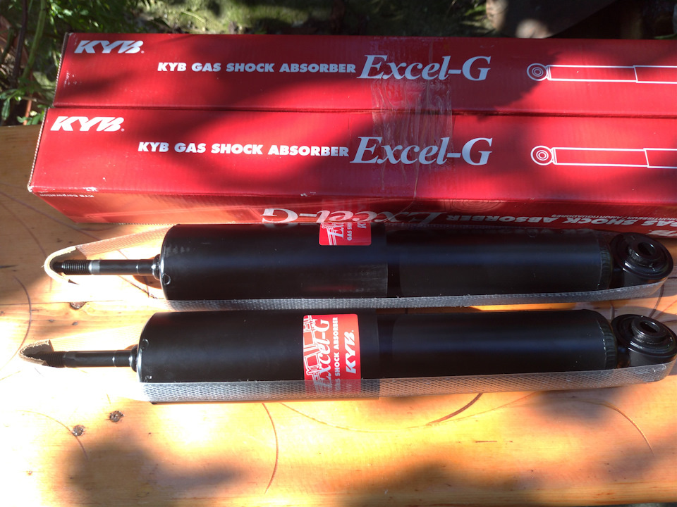 Передний амортизаторы KYB