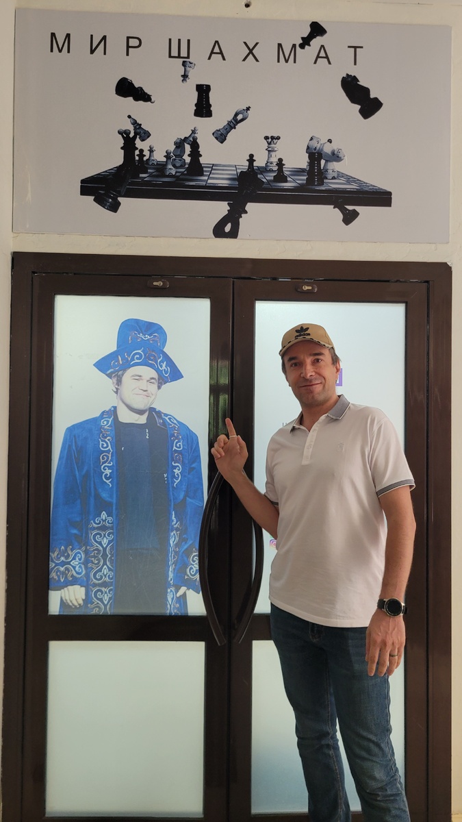 у дверей шахматного клуба "Мир шахмат"