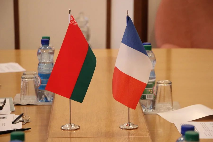 Флаги Беларуси и Франции