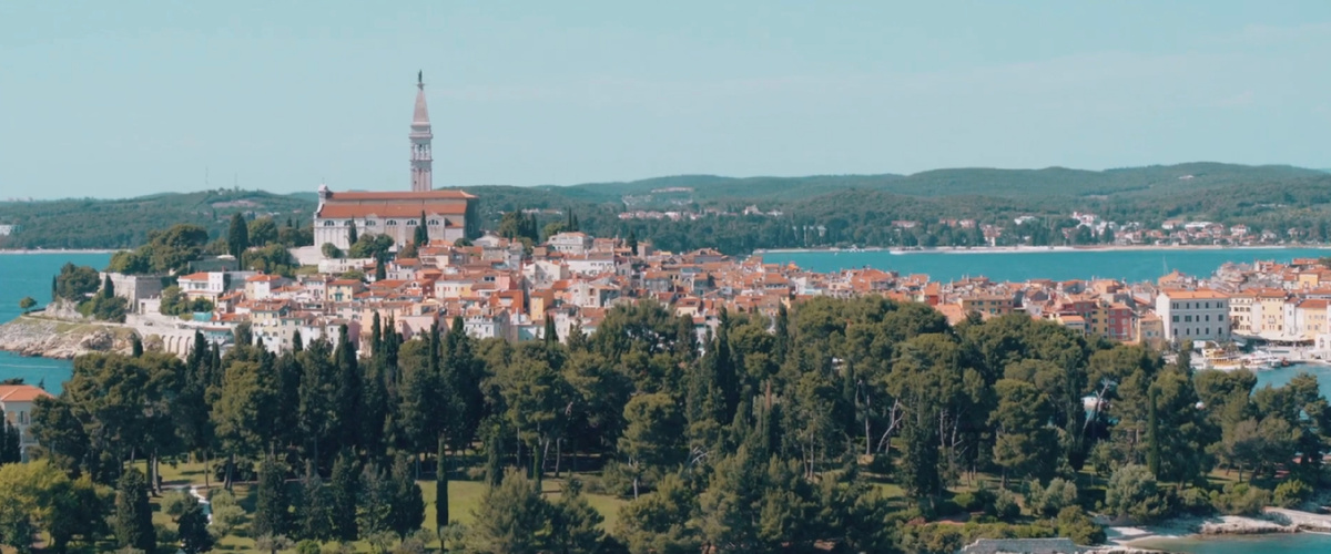 Кадр из фильма. Вид города Ровинь.