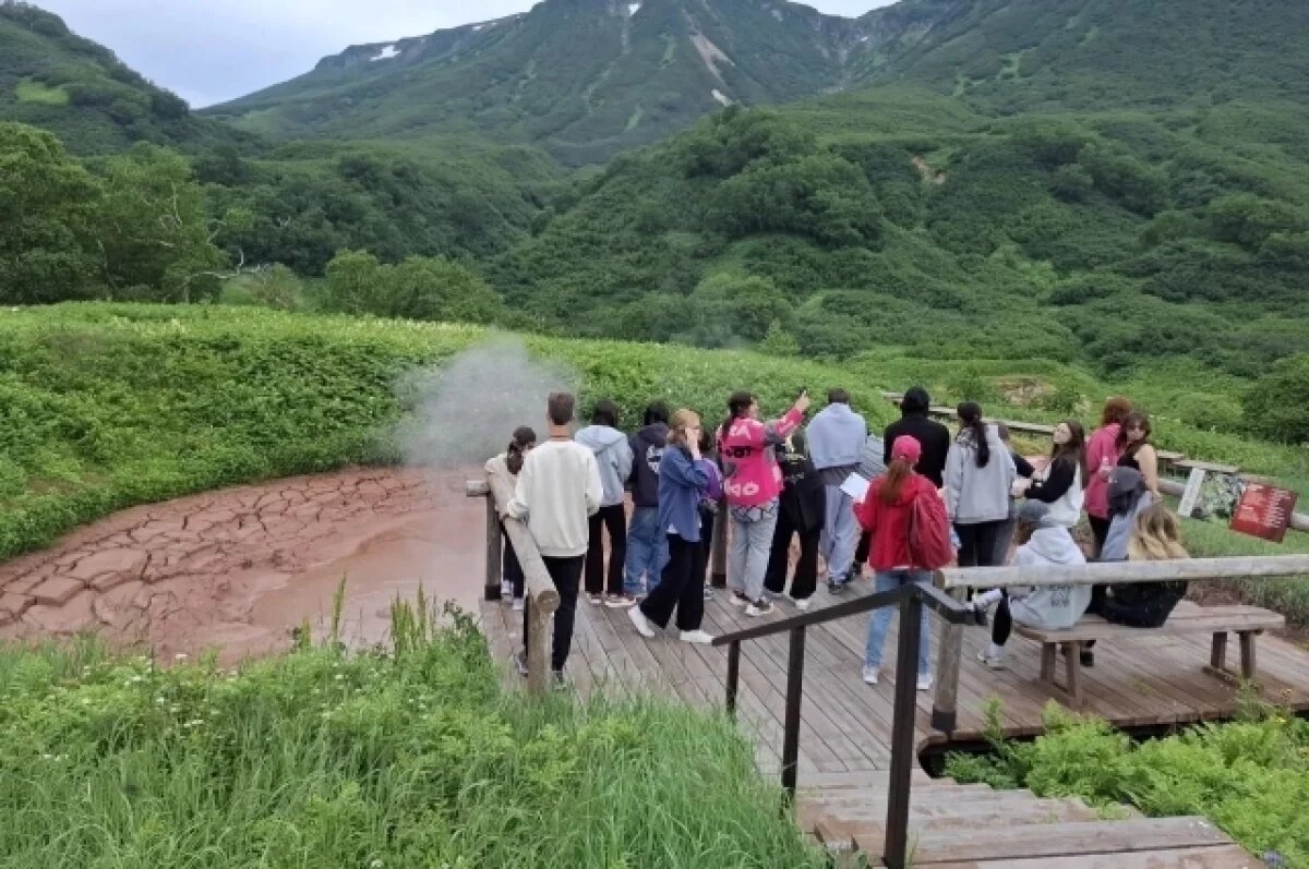    Глава Камчатки проводил детей на экскурсию в Долину гейзеров