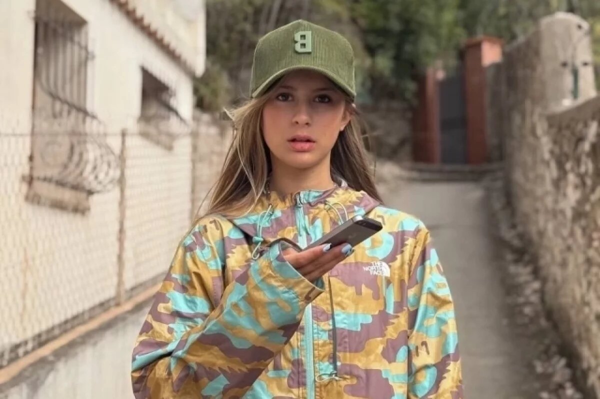    Анджелина разделяет жизнь между Монако, где живет с отцом, и Лондоном, где учится.