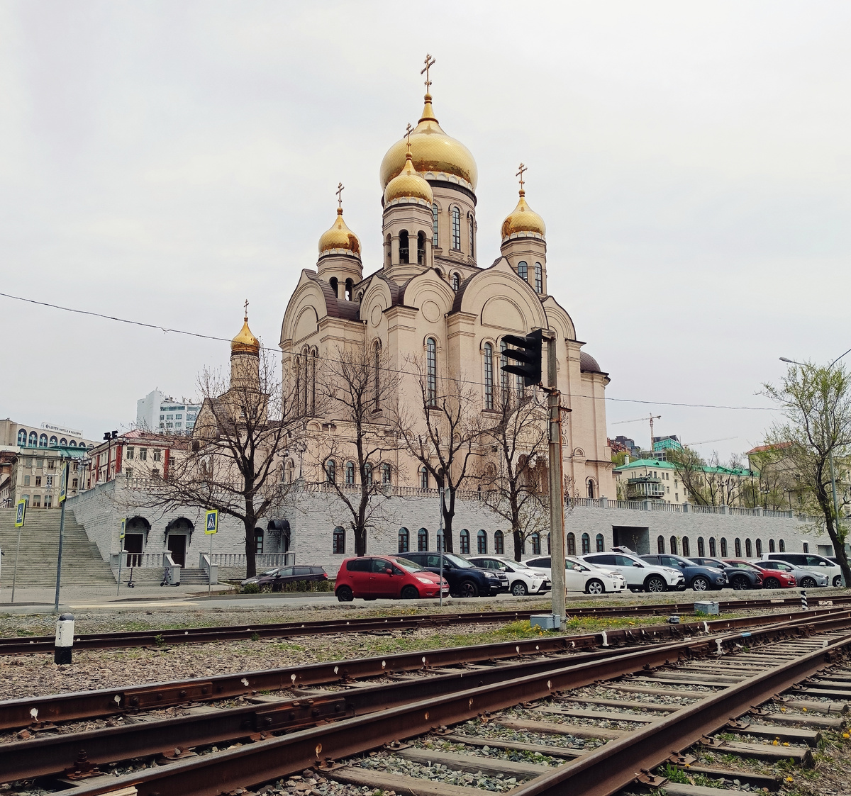 Спасо-Преображенский кафедральный собор на городской площади во Владивостоке. Смотришь не только на храм, но и на рельсы. Наверное у всякого русского это в душе — волнение при виде дорог. 