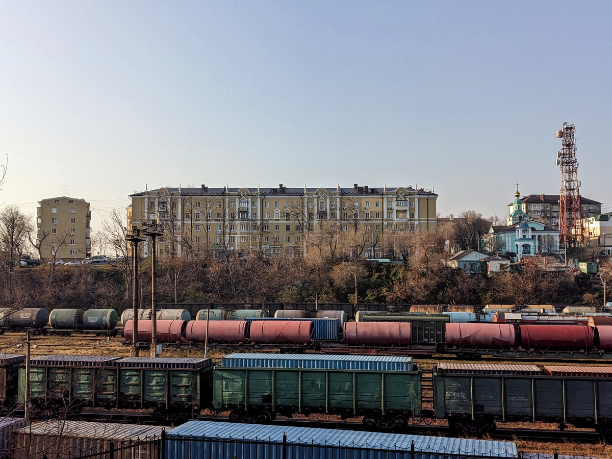 Вид на поезда, старинные дома и Казанский храм пробуждают мечты о путешествии. Люблю это место. 