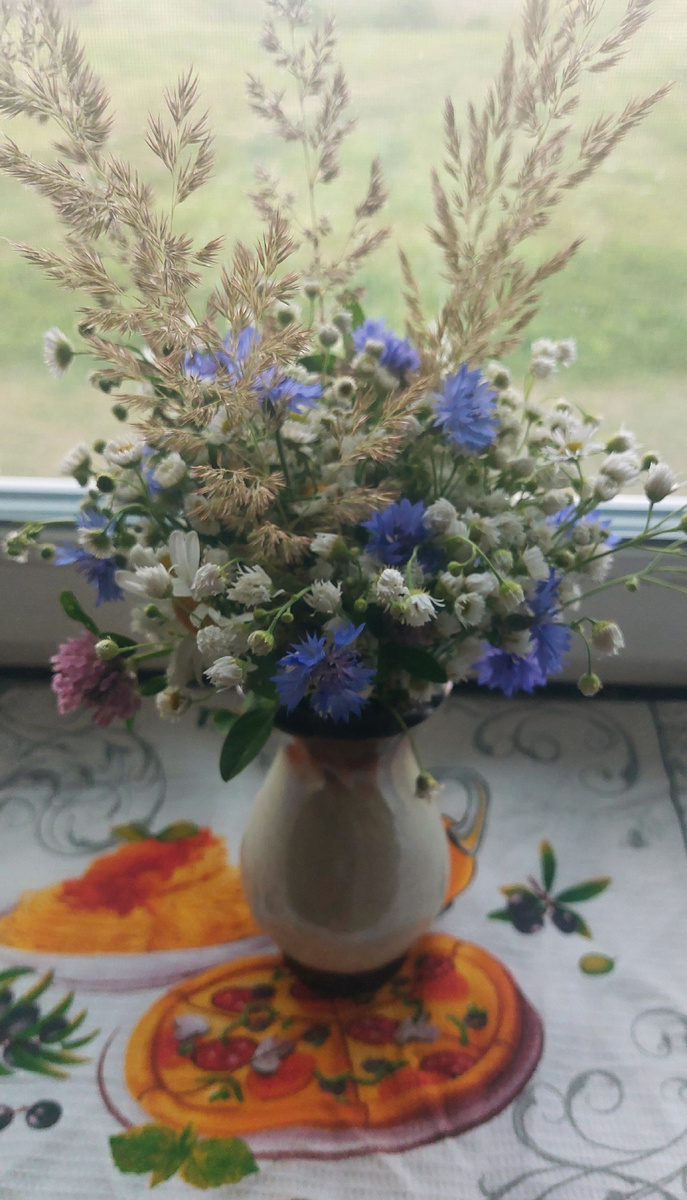 Собрала букуетик из луговых цветов