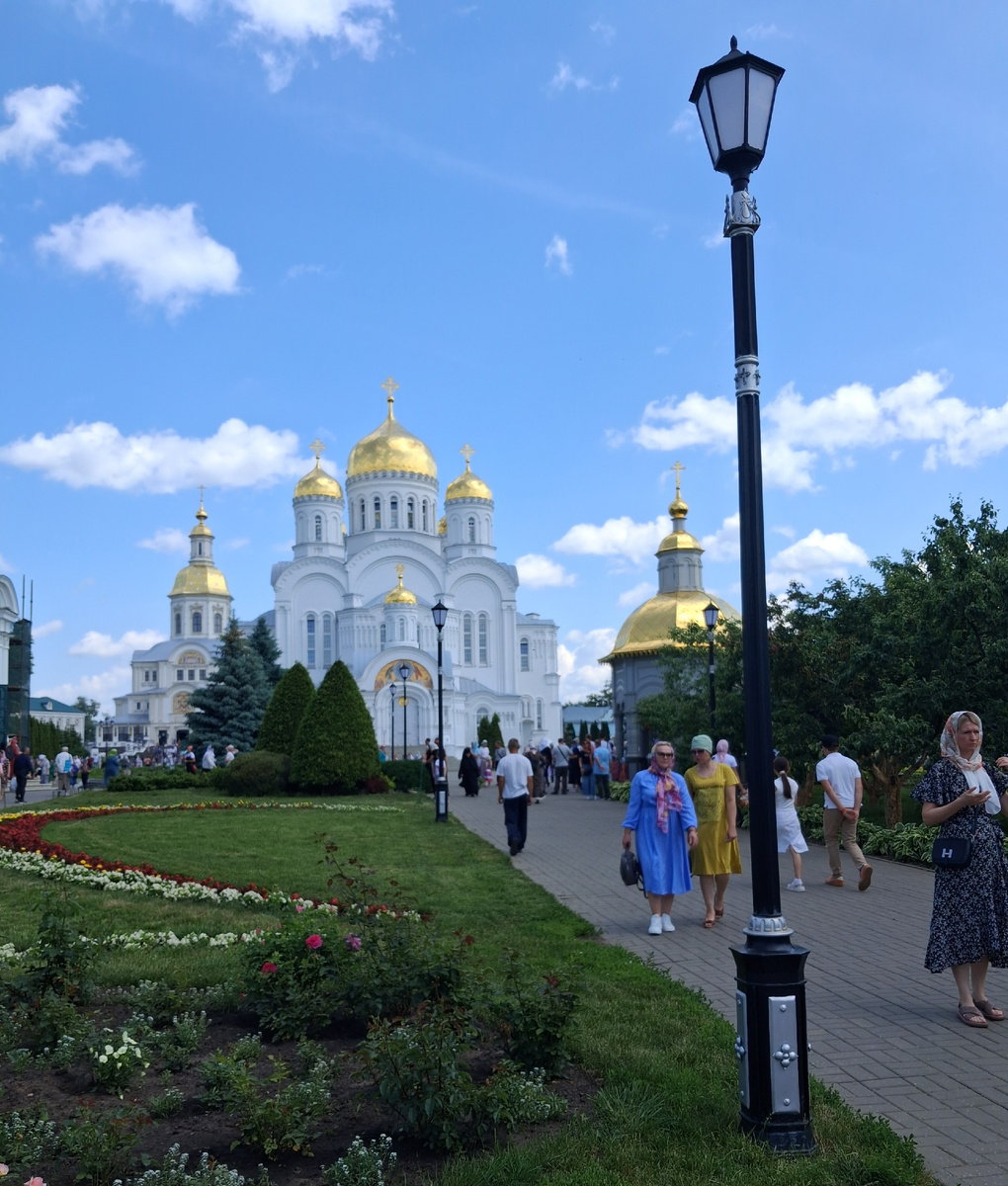 В Дивеевском монастыре. Прямо по центру - Преображенский собор, справа - Надкладезная часовня. Фото автора. 