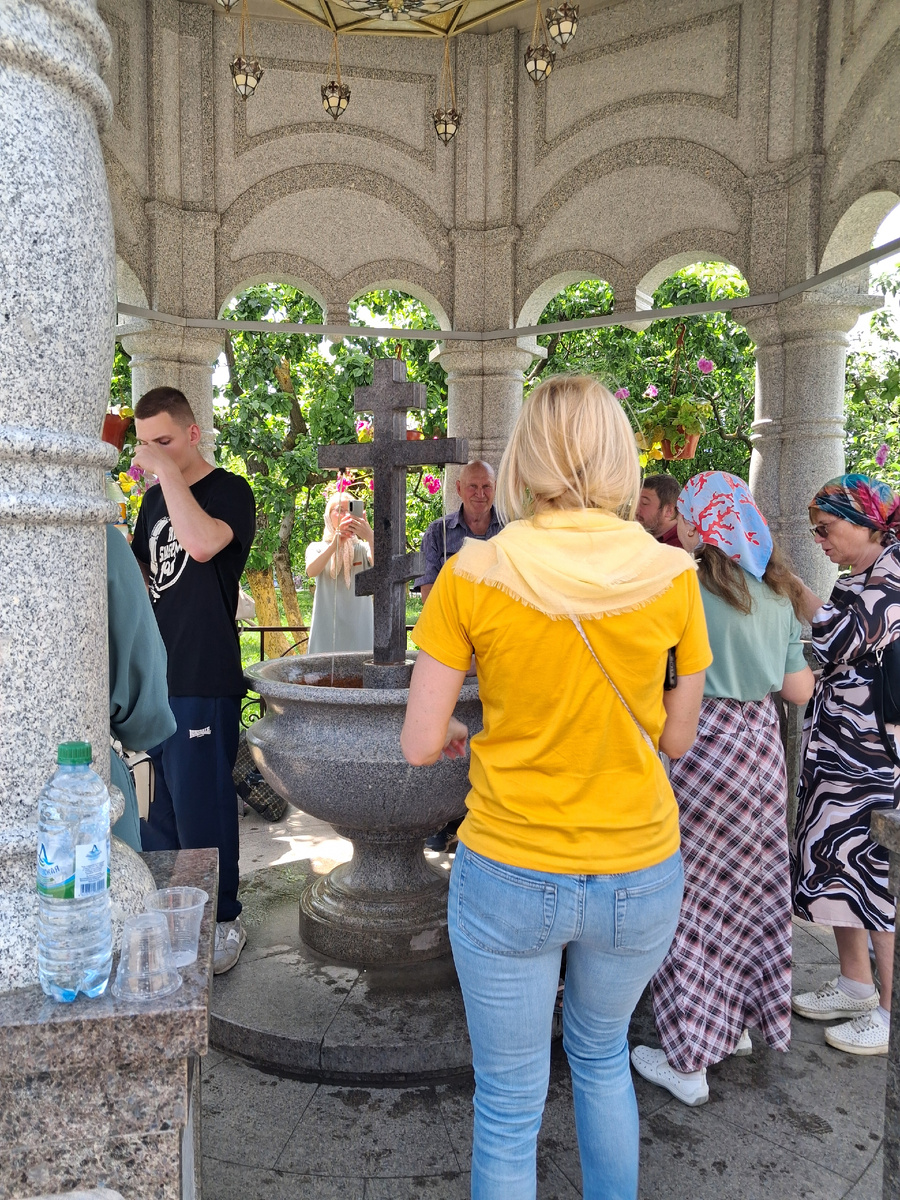 Верующие утоляют жажду. Надкладезная часовня. Фото автора. 