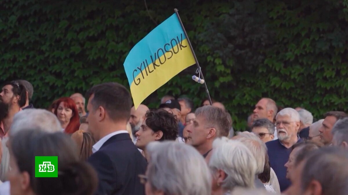    На ворота посольства Украины в Будапеште повесили флаг с надписью «Убийцы»