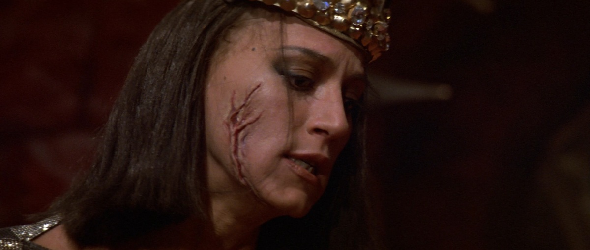 Шрам на лице Гедрен виден только в единственной сцене, снятой крупным планом. В остальных с гримом практически не заморачивались. 