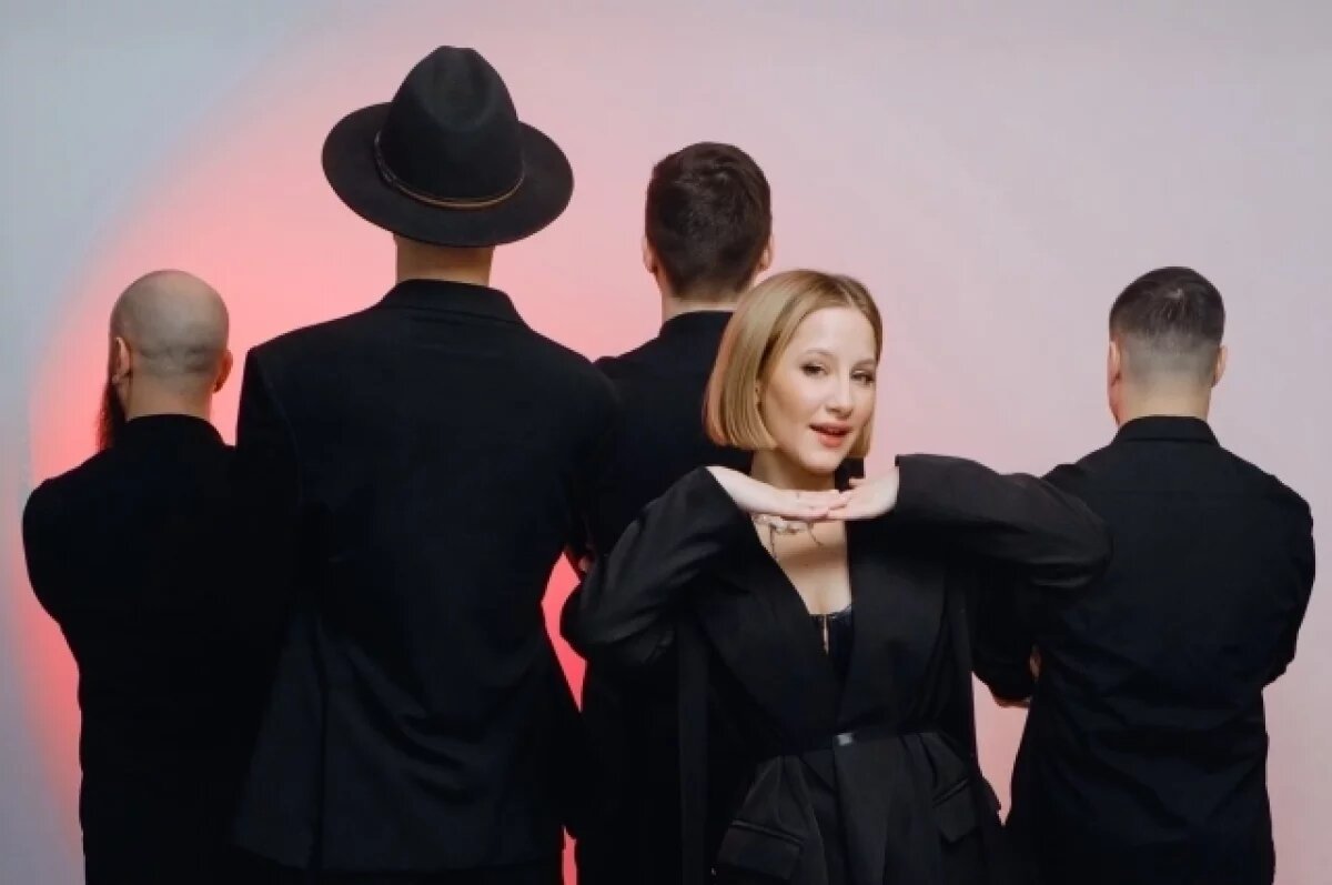    Анастасия с группой