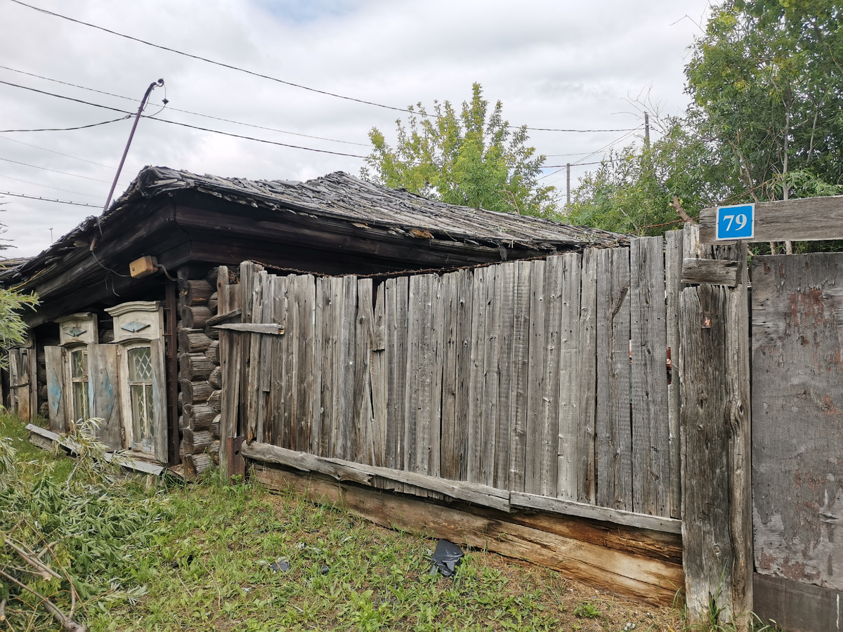 Очередной покинутый деревянный дом. На сей раз в Зареке.