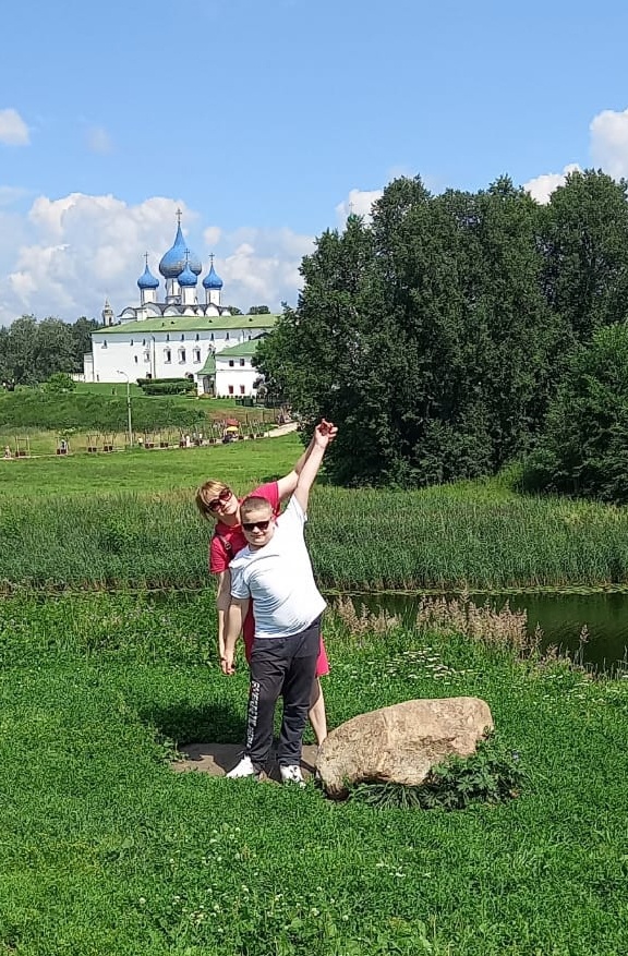 Недовольный, но для фото улыбается)