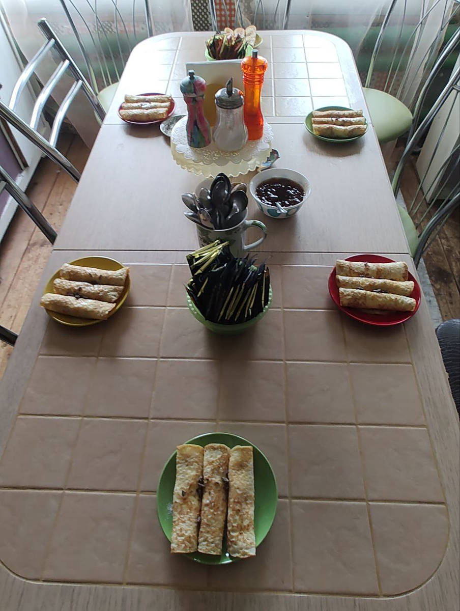 Фото автора - накрыт завтрак. Ждёт, когда проснется молодёжь)