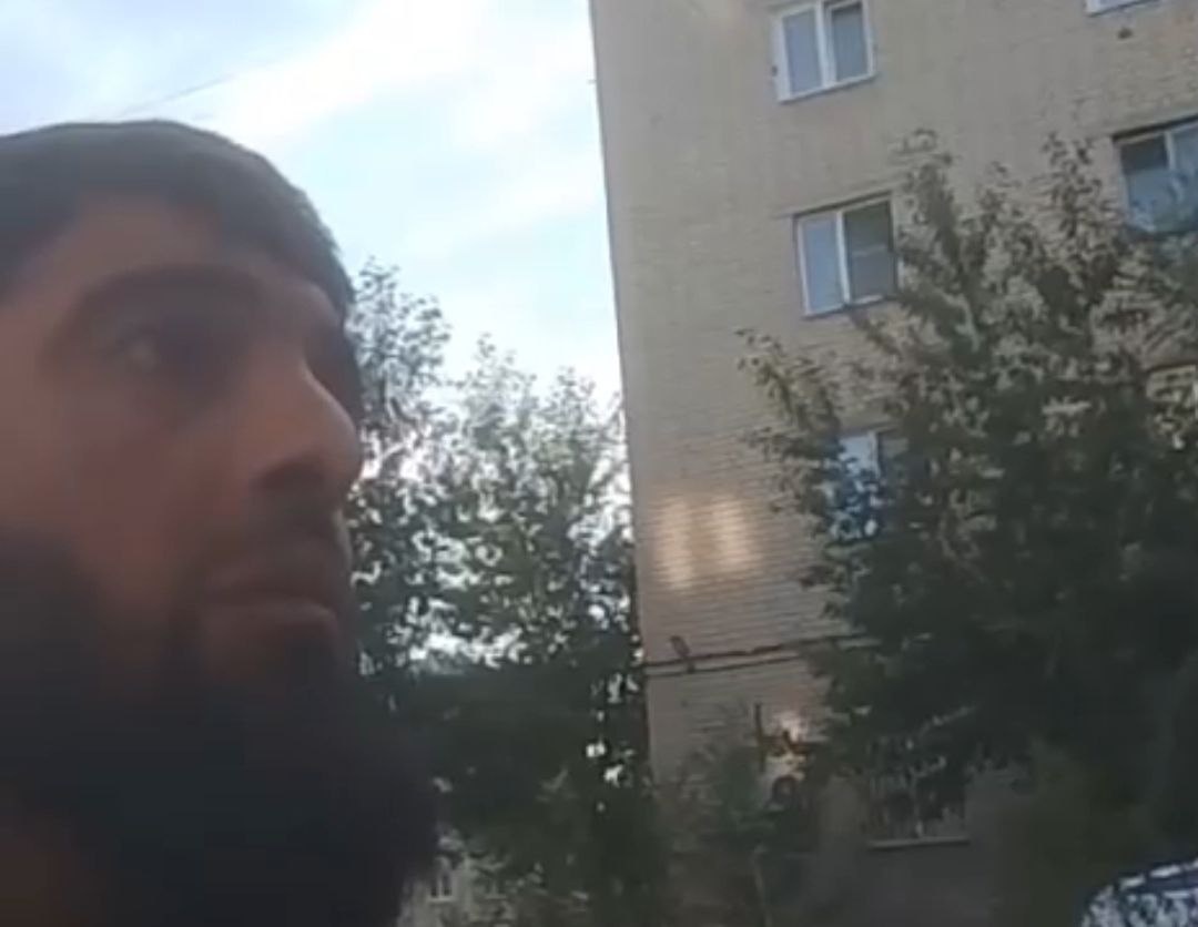 Нурлан прикупил пиво и расположился во дворе. Фото: скриншот видео ВК