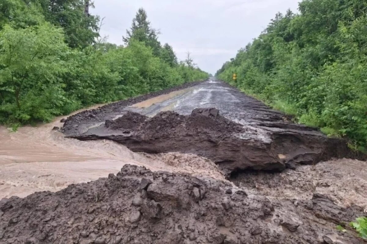    На Камчатке автомобиль с людьми упал в реку на закрытой трассе