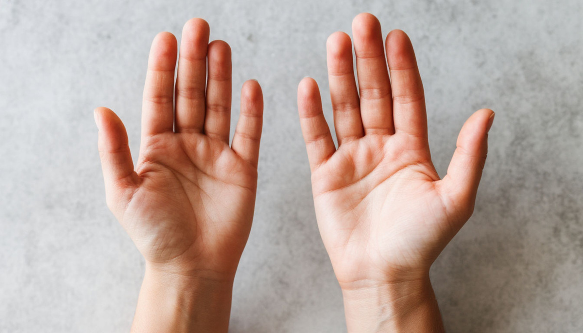 В отличие от хиромантии, медицинская диагностика по рукам не обещает вам богатства или долгой жизни – она показывает реальное состояние организма здесь и сейчас.