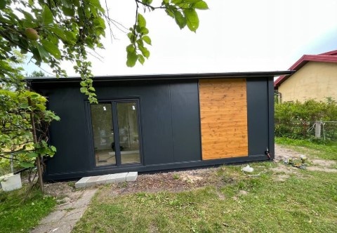 Бытовка — как временный домик на участке и будущая баня.