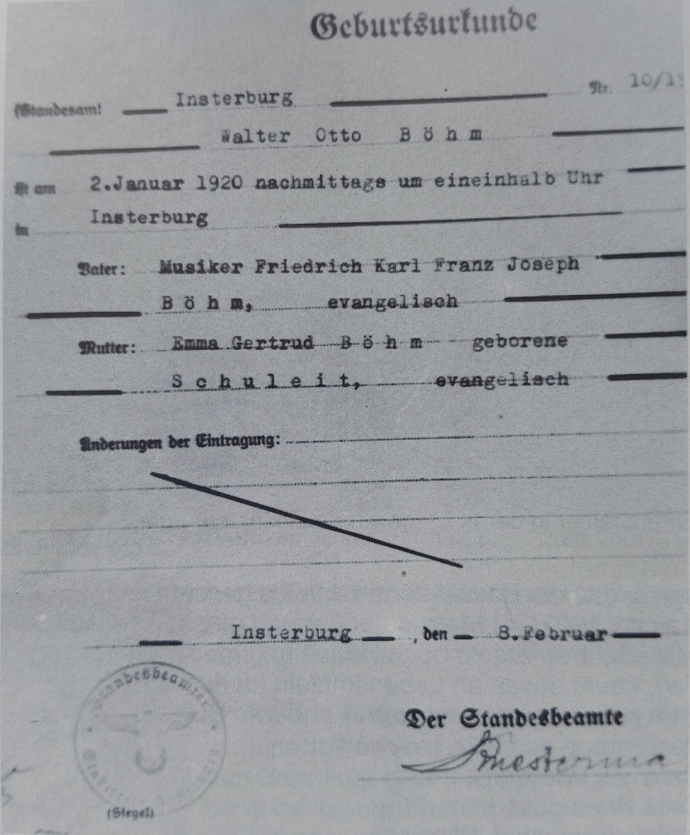 Авторское свидетельство о рождении, в котором указано, что Вальтер Бём родился 2 января 1920 года, а его родителями являются музыкант Фридрих Карл Франц Иозеф Бём и Эмма Гертруда Бём (урождённая Шулейт). Фото Вальтера Бёма.