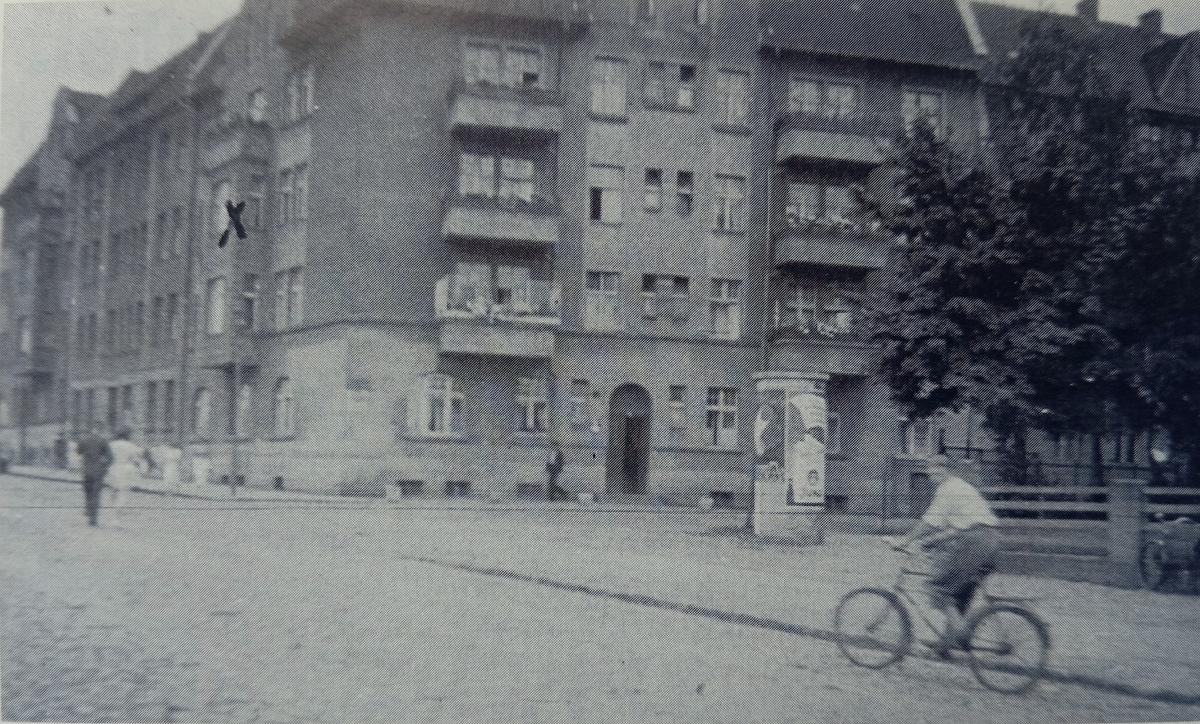 Дедушкин дом на Аугусташтрассе №6. Фото сделано 1 июля 1936 года. Крестиком, судя по всему, отмечено эркерное окно квартиры Шулейтов. Фото Вальтера Бёма.