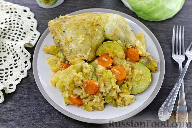 куриные окорочка, рис, капуста белокочанная, кабачки, лук репчатый, морковь, сметана, томатная паста, соль, приправа для курицы