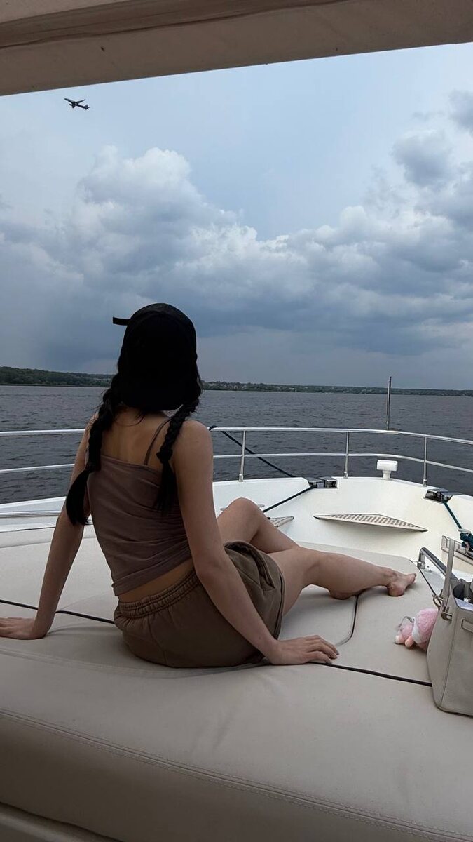Алина Загитова на яхте