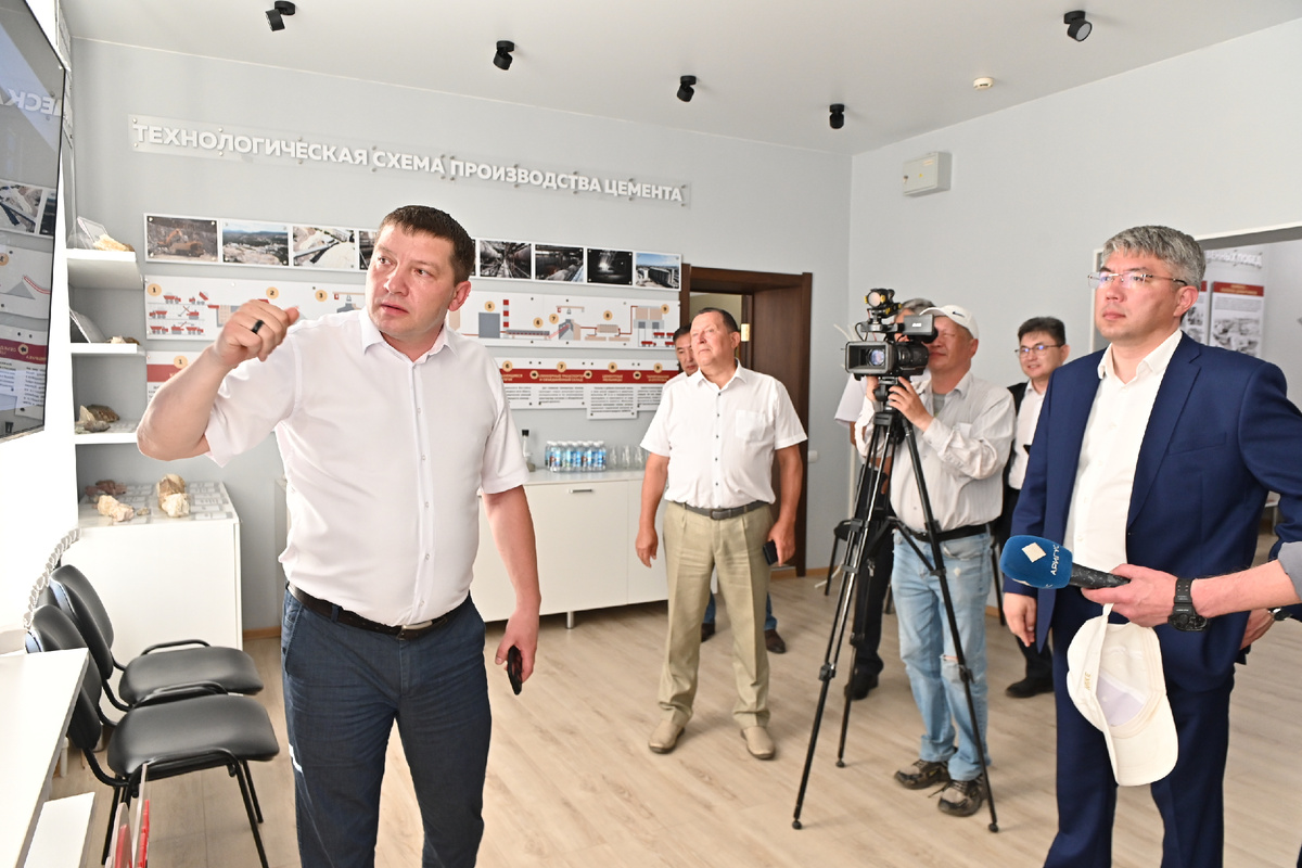 
Лидер Бурятии Алексей Цыденов принял участие в запуске вращающейся печи / Фото: правительство Бурятии