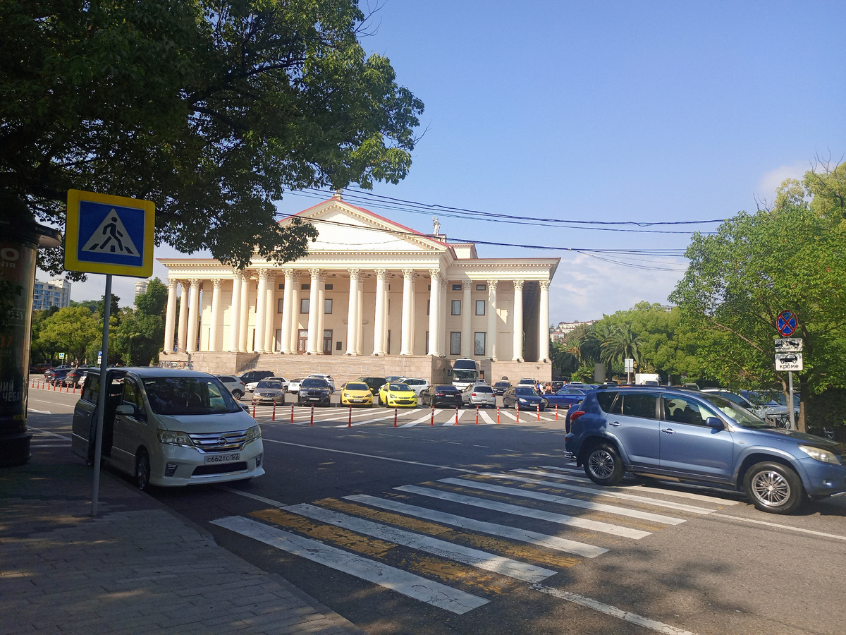 От Зимнего театра я повернула налево, в небольшой сквер. Фото автора. 