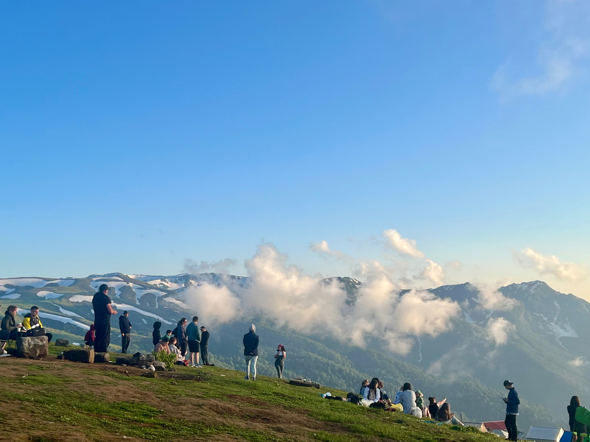К вечеру на горы опускаются облака. Фото автора. 