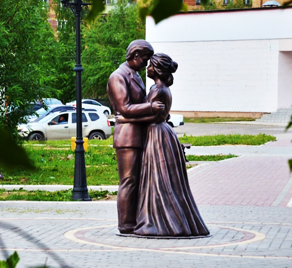 Парная скульптура «Влюблённая пара»