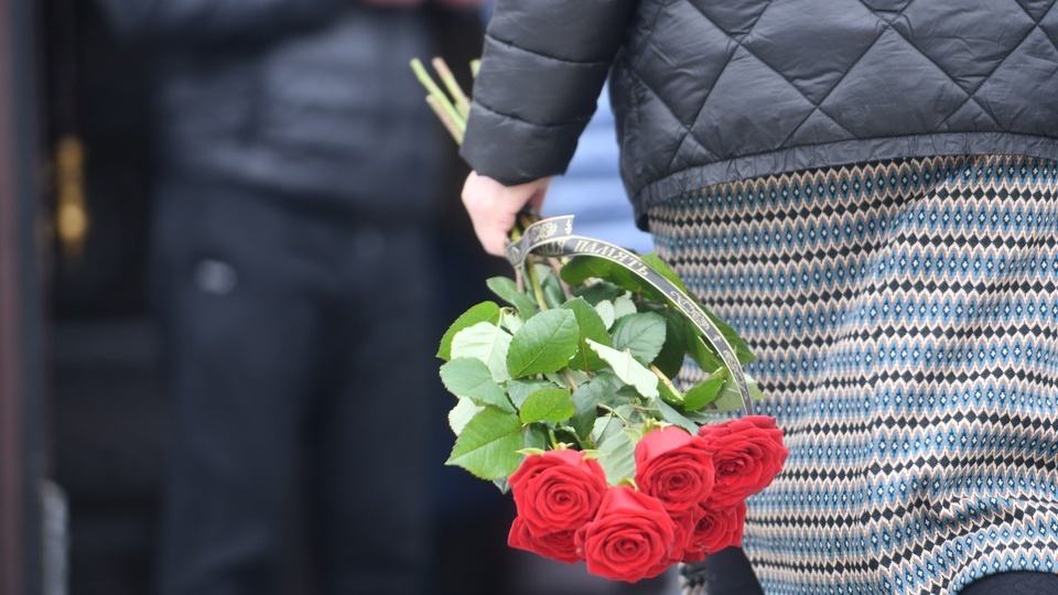 «Ехали к внуку на свадьбу»: на Алтае хоронят погибшую в ДТП семью и священника