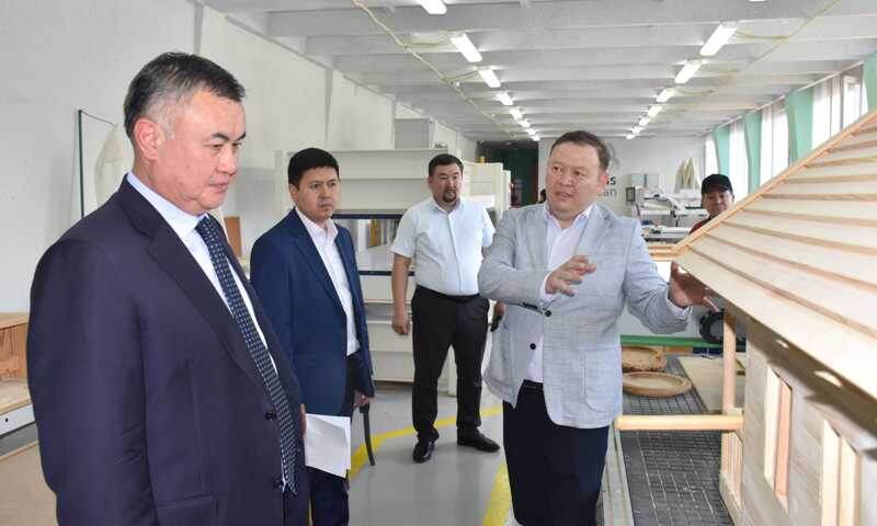 Слева направо: Сайран Сайфеденов, руководитель Управления образования г. Алматы, Ерик Абишаев, руководитель отдела технического и профессионального образования Управления образования г. Алматы, Камал Жамангозов, директор Колледжа архитектуры, дизайна и инженерии, Бектурган Ахметов, директор Алматинского строительно-технического колледжа