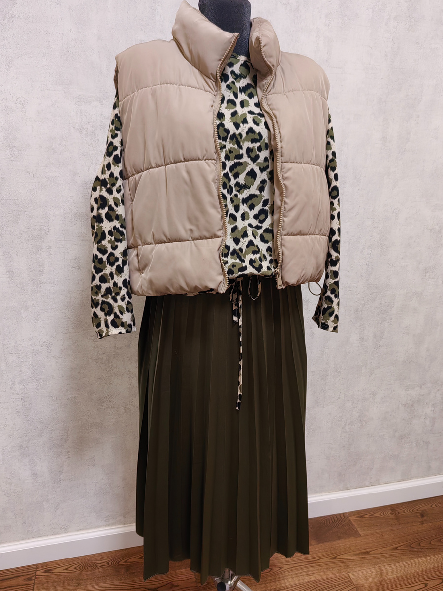 Манекен вообще классная штука! Был бы он ещё не таким худеньким)) - у меня 42-44 р-р. Когда искала, вообще никаких (доступных по цене) не было. А этот - вдруг! - рядом с домом и за какую-то символическую цену. Взяла, не раздумывая. 