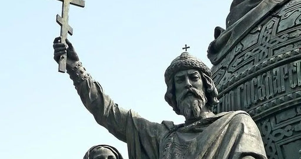 Почему князя Владимира, крестившего Русь похоронили как язычника